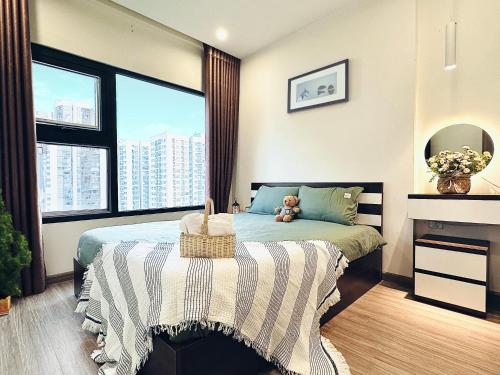 um quarto com uma cama com um urso de peluche em Armin Homes Căn hộ 2 Phòng ngủ Vinhomes OCP em Gia Lâm Pho