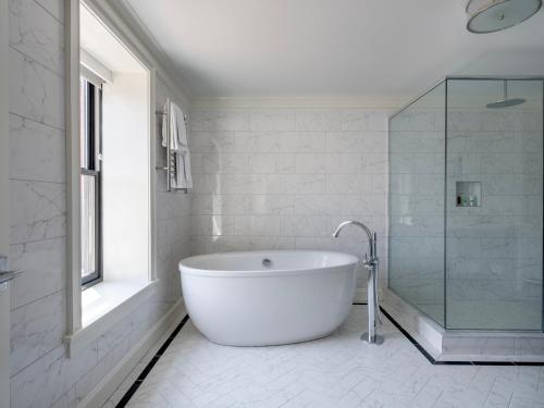 Ein Badezimmer in der Unterkunft The Adelphi Hotel