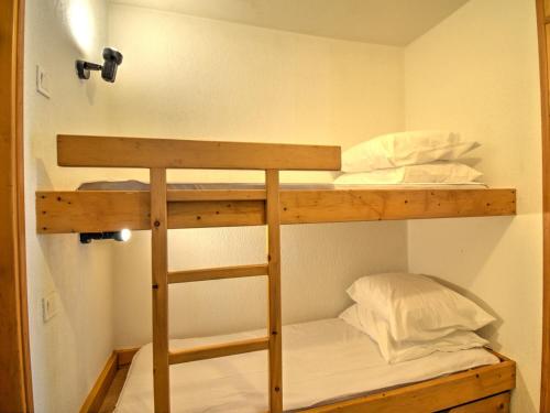 un lit superposé dans une chambre avec deux lits superposés dans l'établissement Studio cosy au centre de Morzine, pour 4 pers avec balcon, proche des pistes et services - FR-1-524-124, à Morzine
