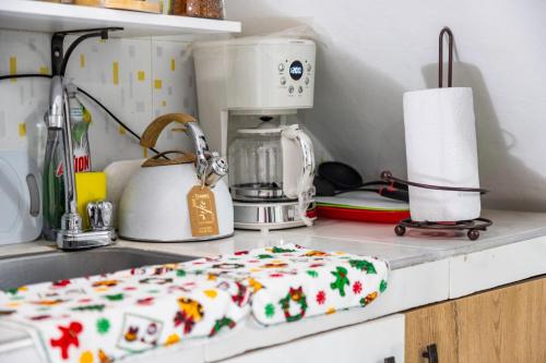 a kitchen counter with a sink with a towel on it at Coliving7 Aparta Hotel & Habitaciones in Ibagué