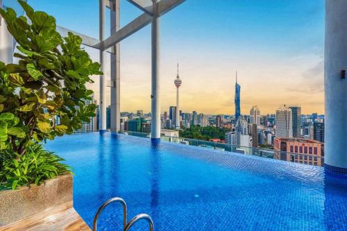 einem Pool auf einem Gebäude mit Skyline der Stadt in der Unterkunft Nordic Apartment, KLCC ZenSuites in Kuala Lumpur