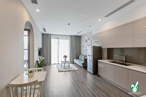 cocina y sala de estar con mesa y sillas en Bunny Bliss-Service Apartment, en Hanói