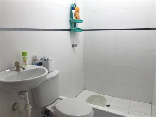 La salle de bains est pourvue de toilettes, d'un lavabo et d'une douche. dans l'établissement Casa en playa los Chimus / Samanco / Ancash, à Tortuga