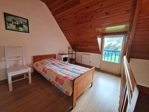 une chambre avec un lit et un plafond en bois dans l'établissement Holiday Home in Pordic near Sandy Beaches, à Pordic