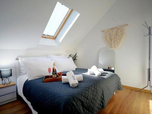 um quarto com uma cama com almofadas e uma janela em Comfortable holiday home, Mielenko em Mielenko