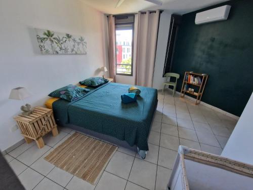 サン・ピエールにあるAppartement cosy au bord de merの窓のある部屋にベッドがある寝室