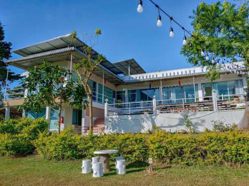 a building with a picnic table in front of it at ภูม่านหมอก เขาค้อ in Ban Khao Ya Nua