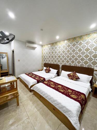 duas camas num quarto de hotel com em 89 Motel em Hoàng Mai