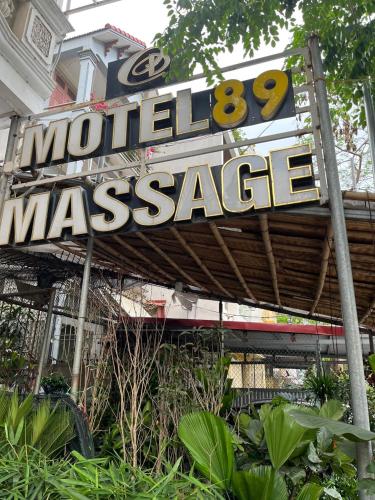 Hoàng Maiにある89 Motelの建物前の模擬大僧看板