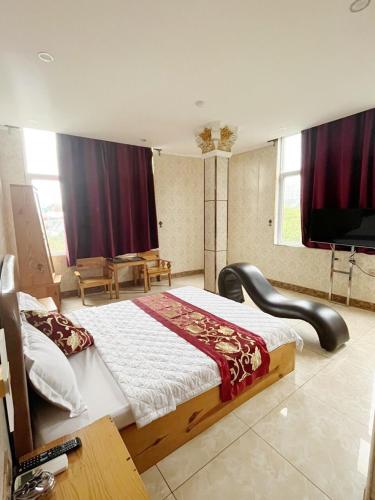 um quarto com uma cama grande num quarto em 89 Motel em Hoàng Mai