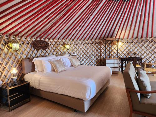 a bedroom with a bed in a yurt at Oasis Yurt Villa @ Doi Lan - โอเอซิส เยิร์ต วิลล่า @ ดอยล้าน in Ban Huai Khai