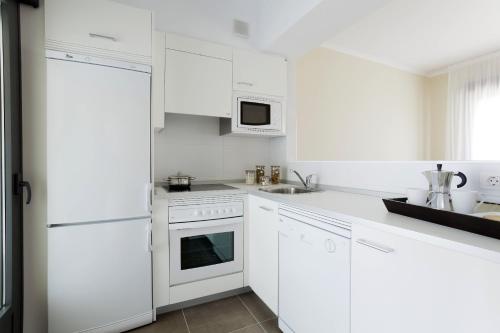 Кухня или мини-кухня в Aparthotel Jardines de Aristi
