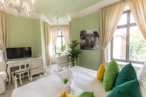 a living room with a bed and a tv at Grande Albergo Giancarlo in Weimar