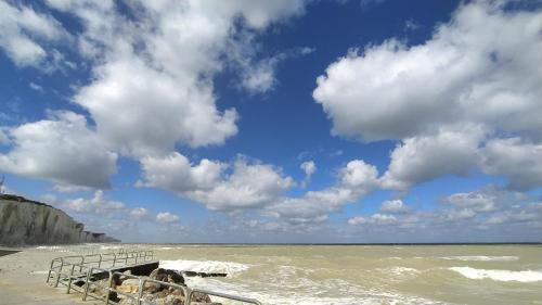 a pier on a beach with a cloudy sky at Le clapotis de l'Ô, calme, balcon sur la mer, à 2 h de Paris in Ault