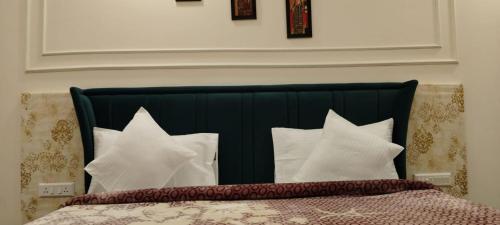 Voodi või voodid majutusasutuse The Shyam palace hotel and Resort toas