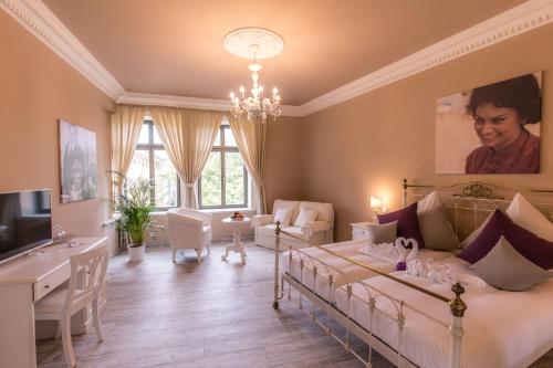 a bedroom with a large bed with a desk and a desk at Grande Albergo Giancarlo in Weimar