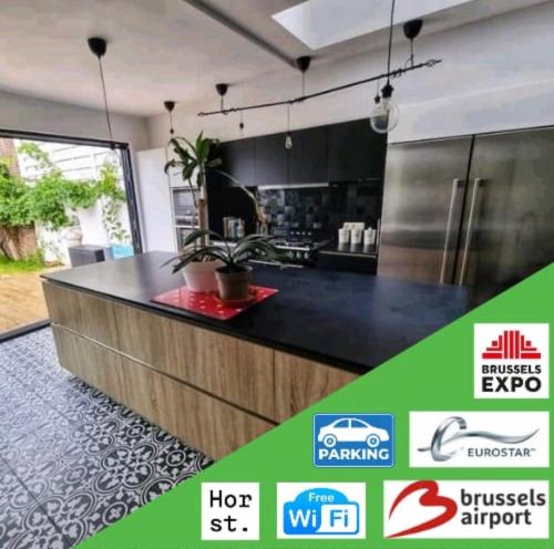una imagen de una cocina con encimera en Appartemment Centre Vilvoorde Bruxelles BrusselsAirport Expo NATO Anvers Wifi Free Parking, en Vilvoorde