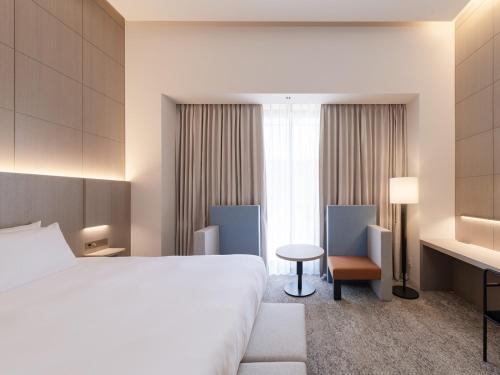 福岡市にあるHOTEL IL PALAZZO - Vacation STAY 68269vの大きなベッドと窓が備わるホテルルームです。