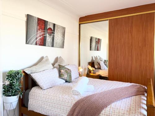 a bedroom with a bed and a large mirror at House on Hamilton-No Party/Event in Fairfield