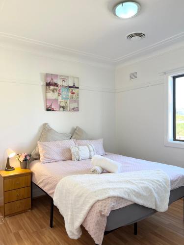 Una cama o camas en una habitación de House on Hamilton-No Party/Event