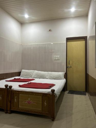 Un dormitorio con una cama con toallas rojas. en JC Residency & Lodge, en Shamshabad