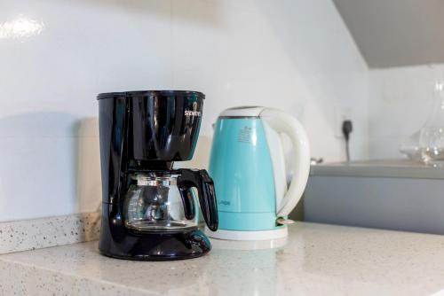 Příslušenství pro přípravu čaje a kávy v ubytování Lavender Apartment Branch