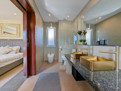 La salle de bains est pourvue d'un lavabo et d'un lit dans la chambre. dans l'établissement Villa Manipura, à Ko Chang