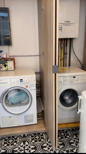 a laundry room with a washer and dryer at Appartement 3 chambres Centre Vilvoorde Bruxelles BrusselsAirport Expo NATO Anvers Wifi Free Parking in Vilvoorde