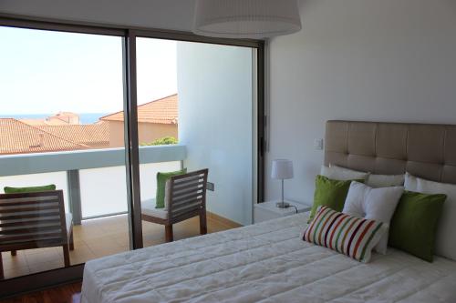 een slaapkamer met een groot bed en een balkon bij Mel Apartment in Funchal