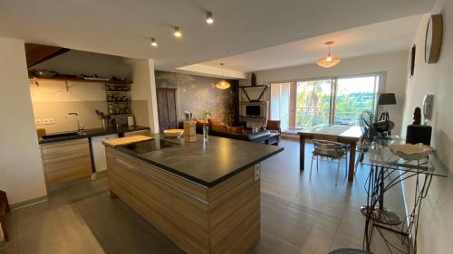 eine Küche mit einer Insel in der Mitte eines Raumes in der Unterkunft Roof top dans les quartiers sud de Nouméa in Noumea