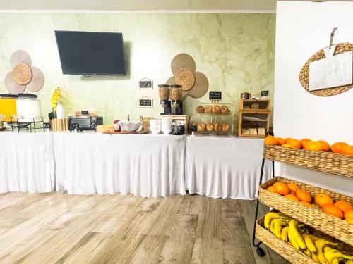 Coastal Sunset في هوليوود: طاولة عليها موز وبرتقال في غرفة