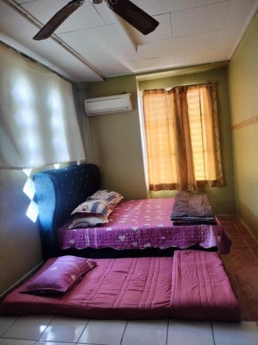מיטה או מיטות בחדר ב-Homestay Section 19 (Ahmadhousee) Muslim Friendly