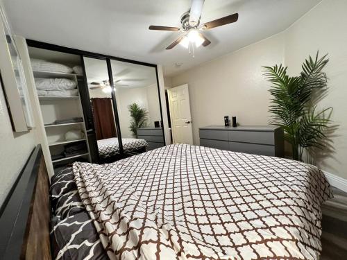 1 dormitorio con 1 cama y ventilador de techo en Venetian La Jolla One bedroom condo luxury furnished near beach and UTC mall, en San Diego