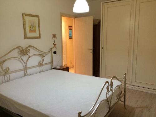 een slaapkamer met een wit bed in een kamer bij Apartment Largo del Teatro in Porto San Giorgio