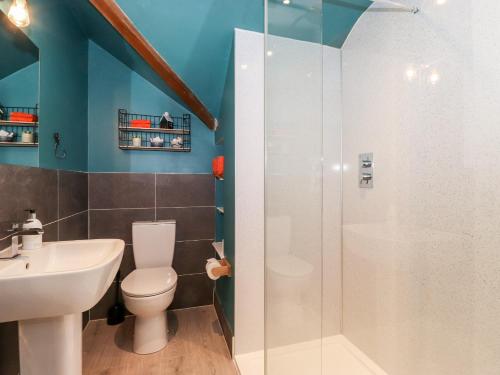 Peony Cottage في أولفيرستون: حمام مع حوض استحمام ودش