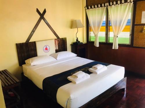 Una cama o camas en una habitación de Golden Triangle Palace Hotel