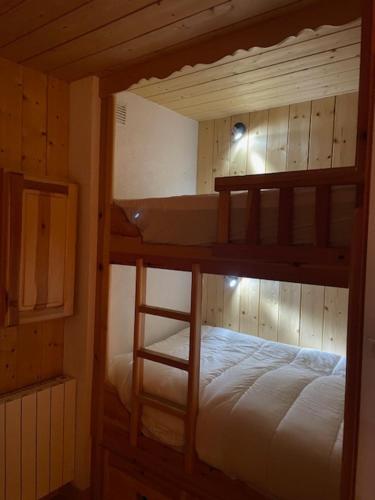 a couple of bunk beds in a room at Le 1954 La Rosière in Montvalezan
