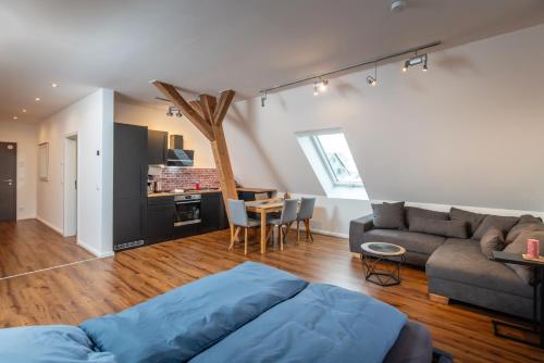 a living room with a couch and a table at Ferienwohnungen An den SchwabachAuen - Keine Monteure in Eckental