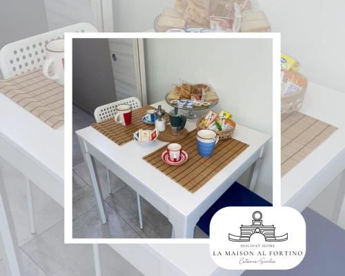 - une table blanche avec un plateau de nourriture dans l'établissement La Maison al Fortino, à Catane