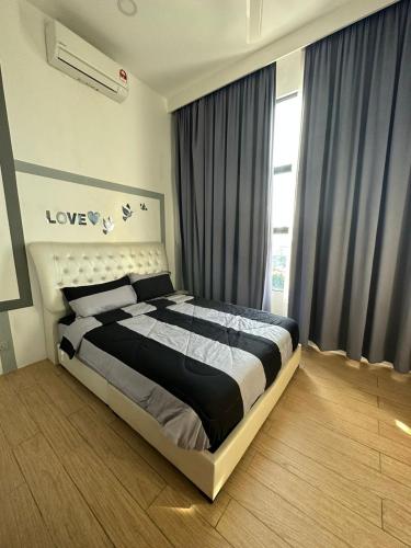 Schlafzimmer mit einem Bett und einem Fenster in der Unterkunft SW Rental in Penampang