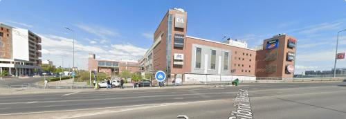 uitzicht op een straat met gebouwen bij Rose Apartment in Boedapest