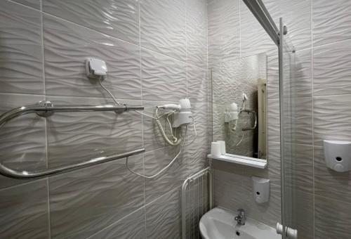 y baño con aseo, lavabo y espejo. en VIP apart 771 en Tiflis