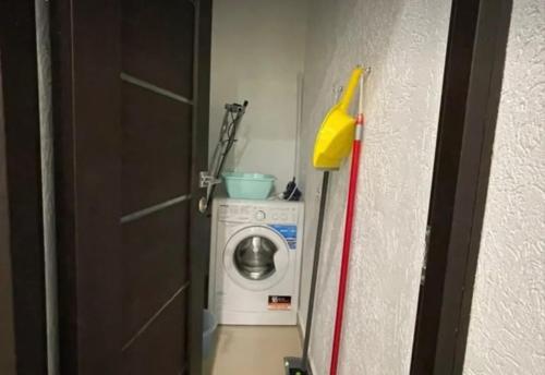 una puerta a una lavandería con lavadora en VIP apart 771 en Tiflis