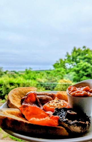 - un plateau de petit-déjeuner composé de pain grillé et de fruits dans l'établissement Cober Hill, à Scarborough