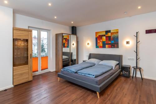 a bedroom with a bed in a room at Ferienwohnungen An den SchwabachAuen - Keine Monteure in Eckental