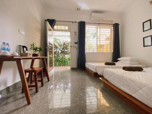 Un pat sau paturi într-o cameră la Flower Home ផ្ទះសំណាក់ ហូមផ្កា