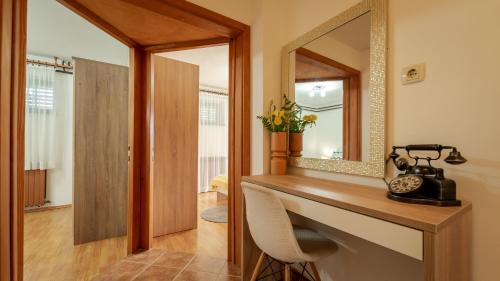een badkamer met een wastafel en een spiegel bij Apartman Ornela in Delnice