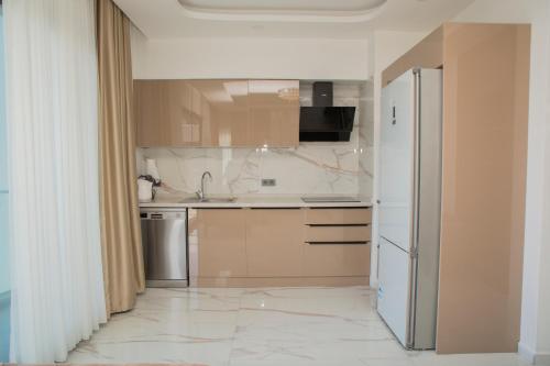 cocina con fregadero y nevera en Amazing 2 Bedroom Apartment in Top Location en Kusadası