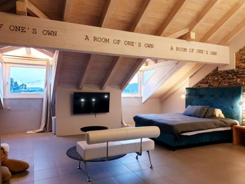 sypialnia z łóżkiem typu king-size i telewizorem w obiekcie Hotel Aracoeli w mieście Orta San Giulio