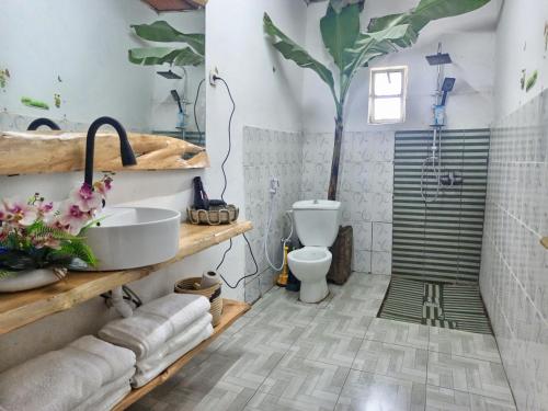 łazienka z umywalką i toaletą w obiekcie Akagera guide's House w mieście Kabarondo